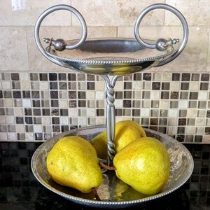 Pretty Vintage Buenilum 2 tier Stand